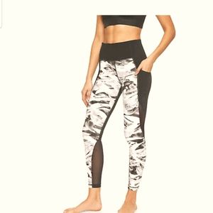 Athleta salutation stash pocket leggings